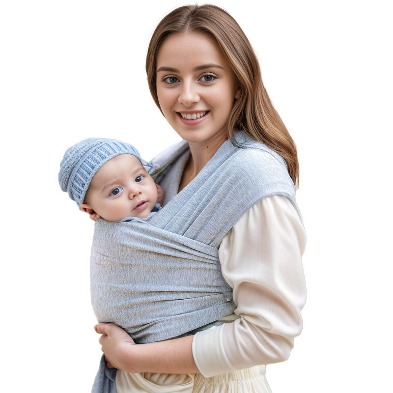 Frau trägt lächelnd ihr Baby in einem blauen, ergonomischen Babytragetuch für maximalen Komfort und optimale Druckverteilung."